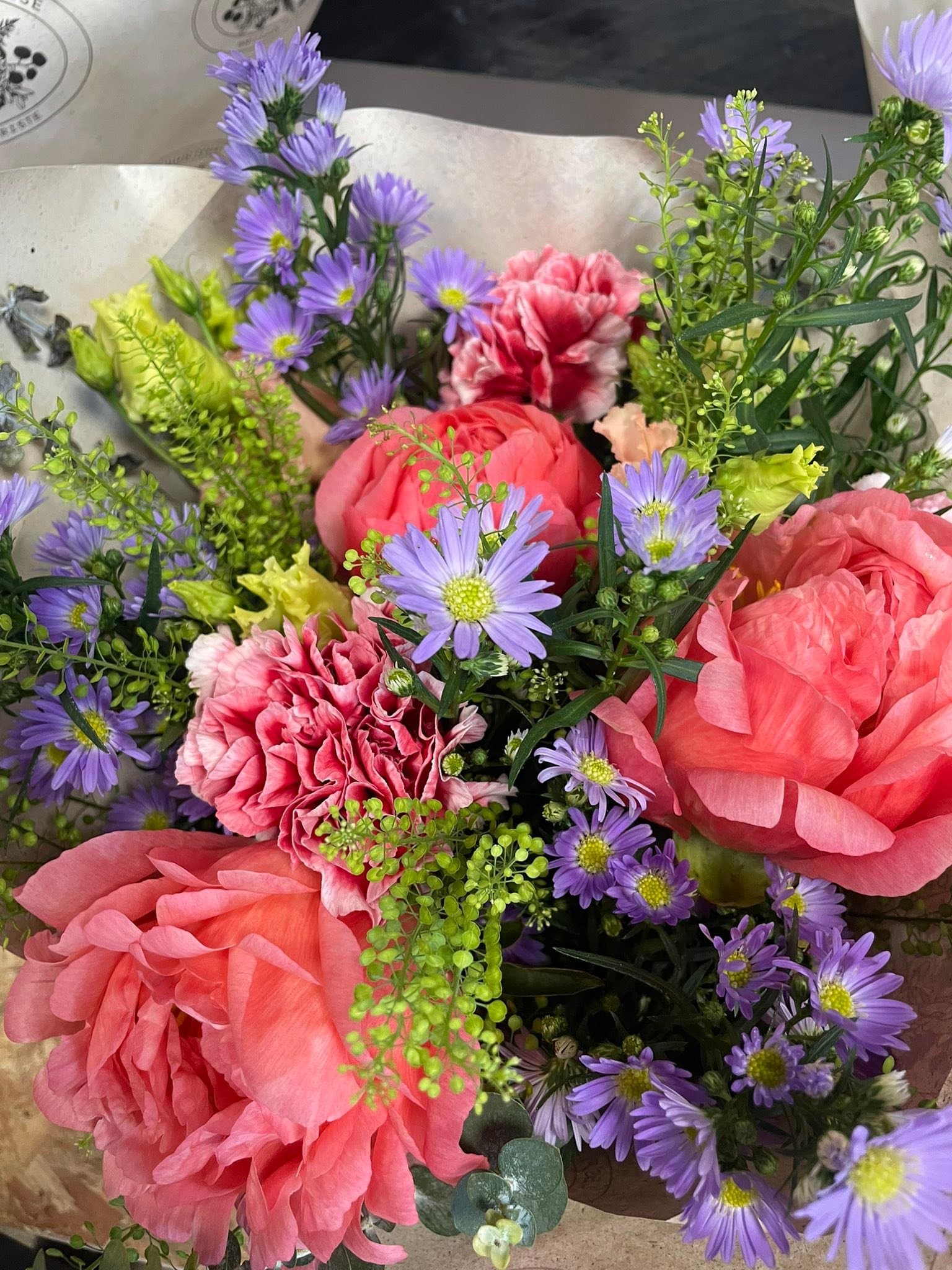Bouquet de pivoines corail et asters violets