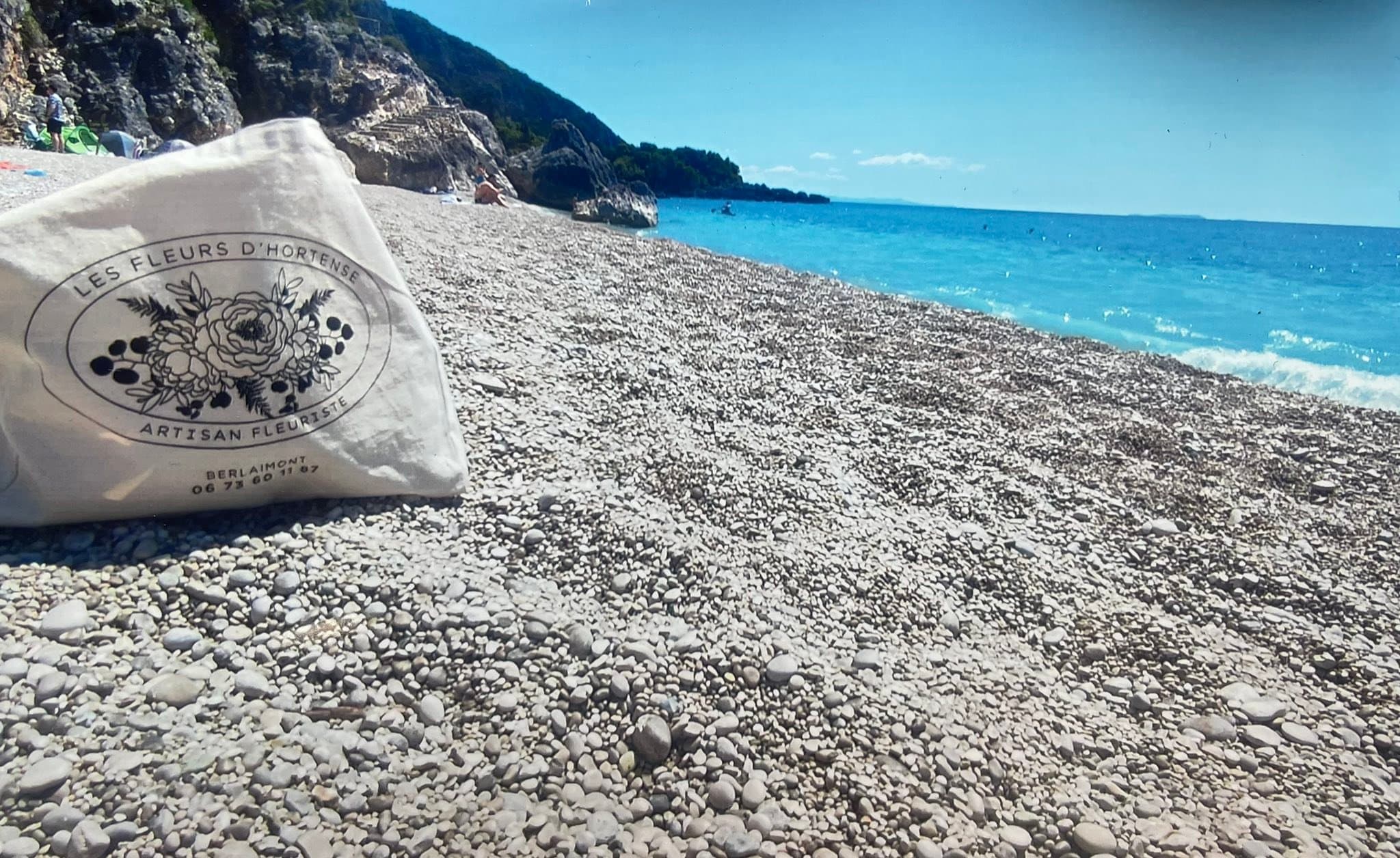 Hortense avec son tote bag sur la plage