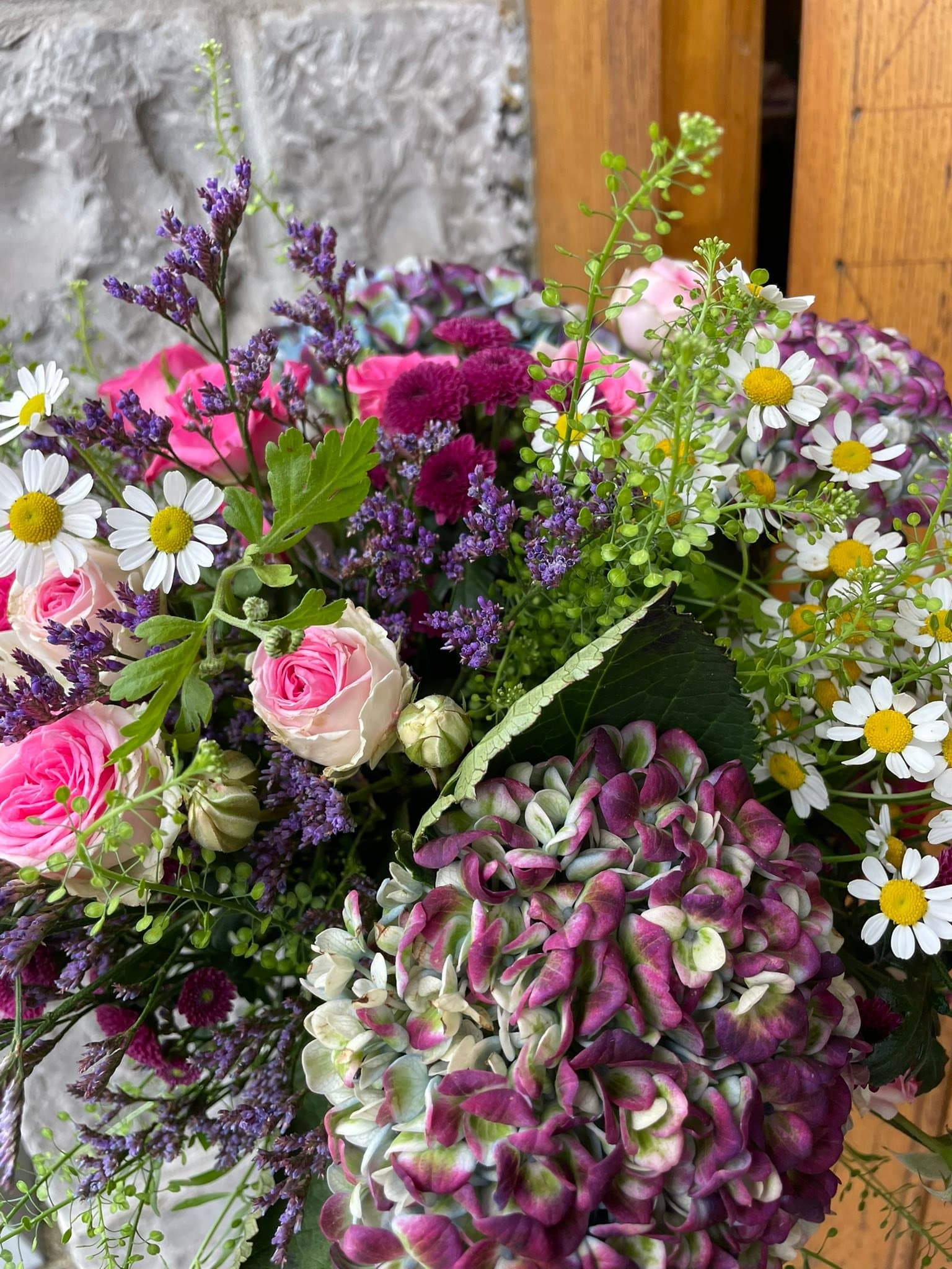 Bouquet champêtre roses hortensias marguerites