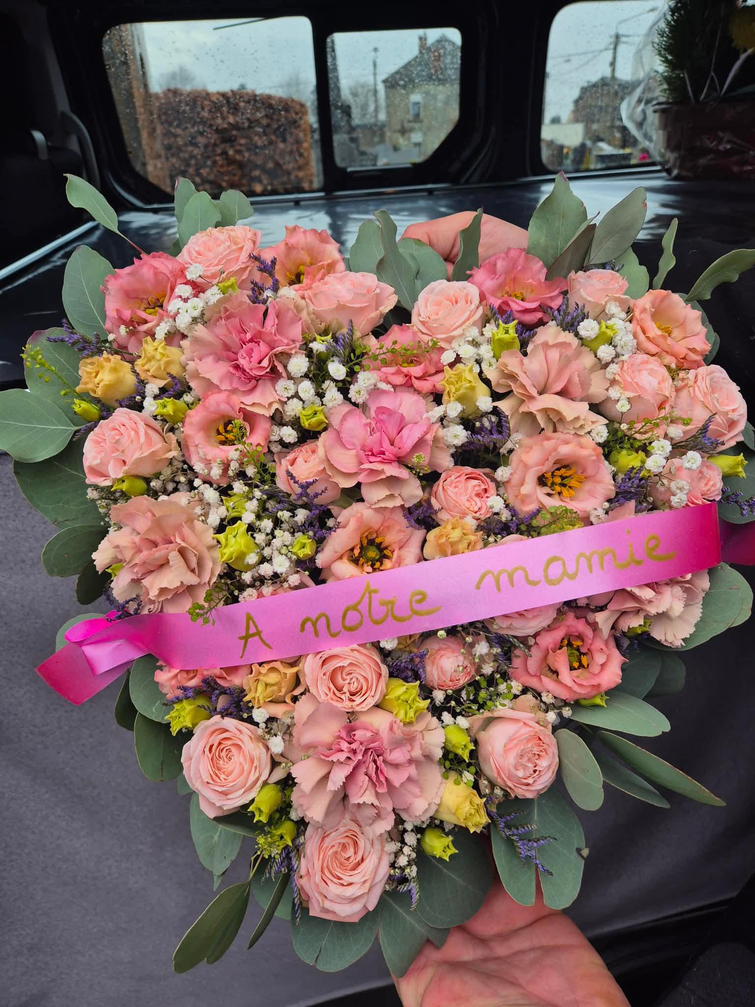 Coeur de roses roses et blanches