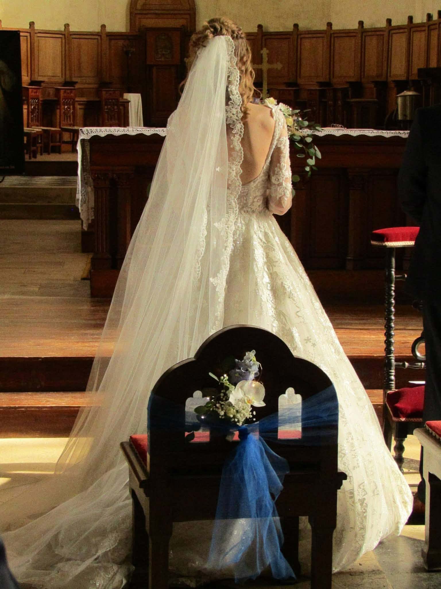 Mariée de dos à l'église