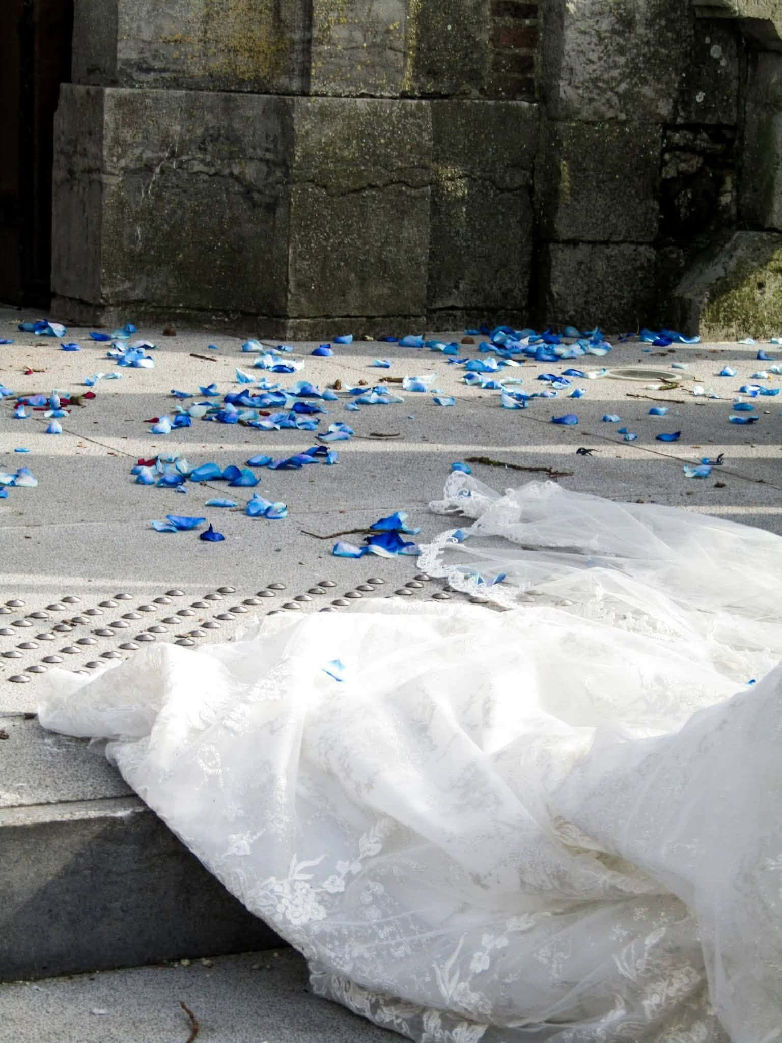 Traîne de robe et pétales bleus
